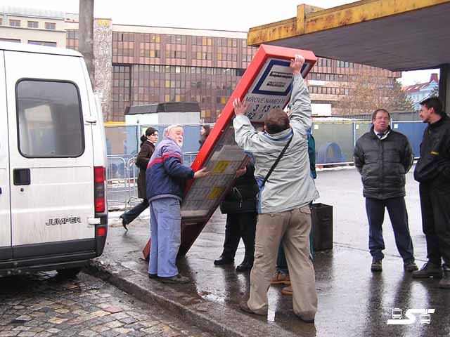 Kliknut�m okno zav�ete
